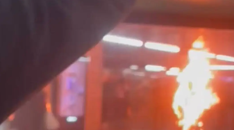 homem ateia fogo no corpo