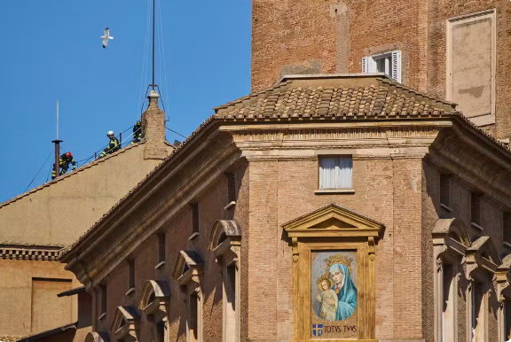 Bombeiros trabalham na instalação da chaminé na Capela Sistina, no Vaticano — Foto: Bernat Armangue/AP Photo