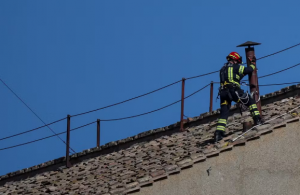 Bombeiros instalam chaminé na Capela Sistina — Foto: Stoyan Nenov/Reuters