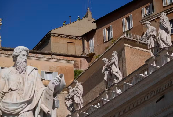 Instalação da chaminé na Capela Sistina; conclave que elegerá o novo papa começa no dia 7 de maio — Foto: Gregorio Borgia/AP Photo