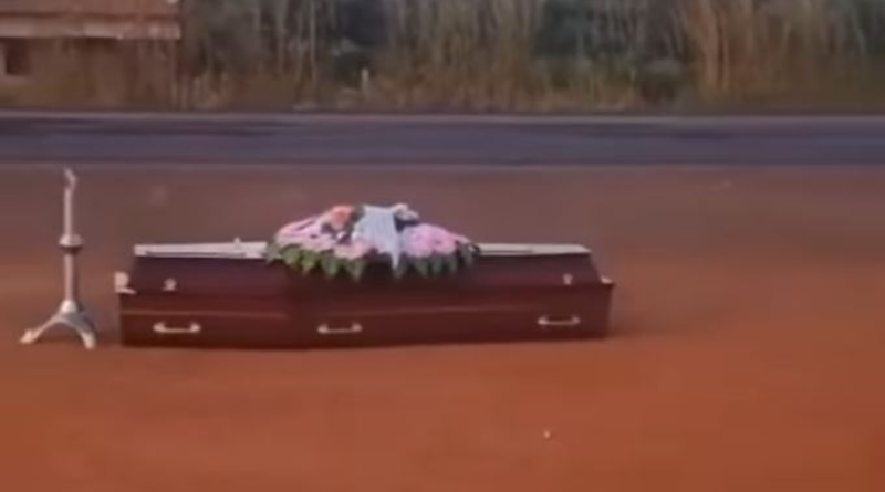 caixão em rodovia