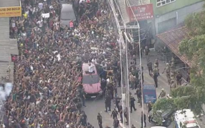 Poze sobe no carro após ser solto — Foto: Reprodução/TV Globo