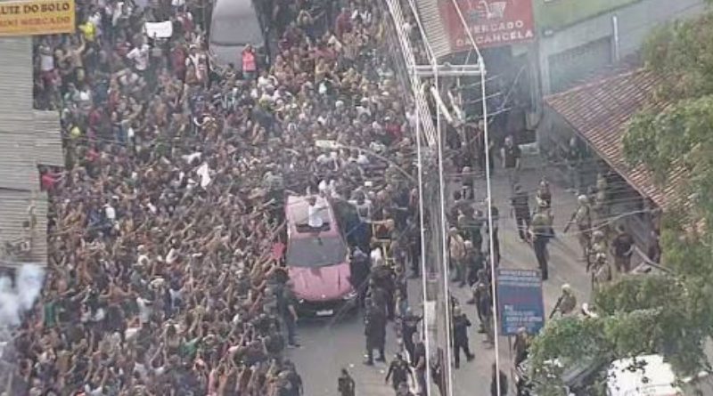 Poze sobe no carro após ser solto — Foto: Reprodução/TV Globo