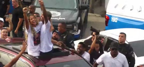 Poze e Vivi Noronha comemoram após saída de Poze do presídio — Foto: Reprodução