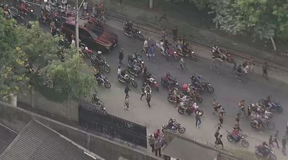 Fãs acompanham Poze de moto após saída de presídio — Foto: Reprodução/TV Globo
