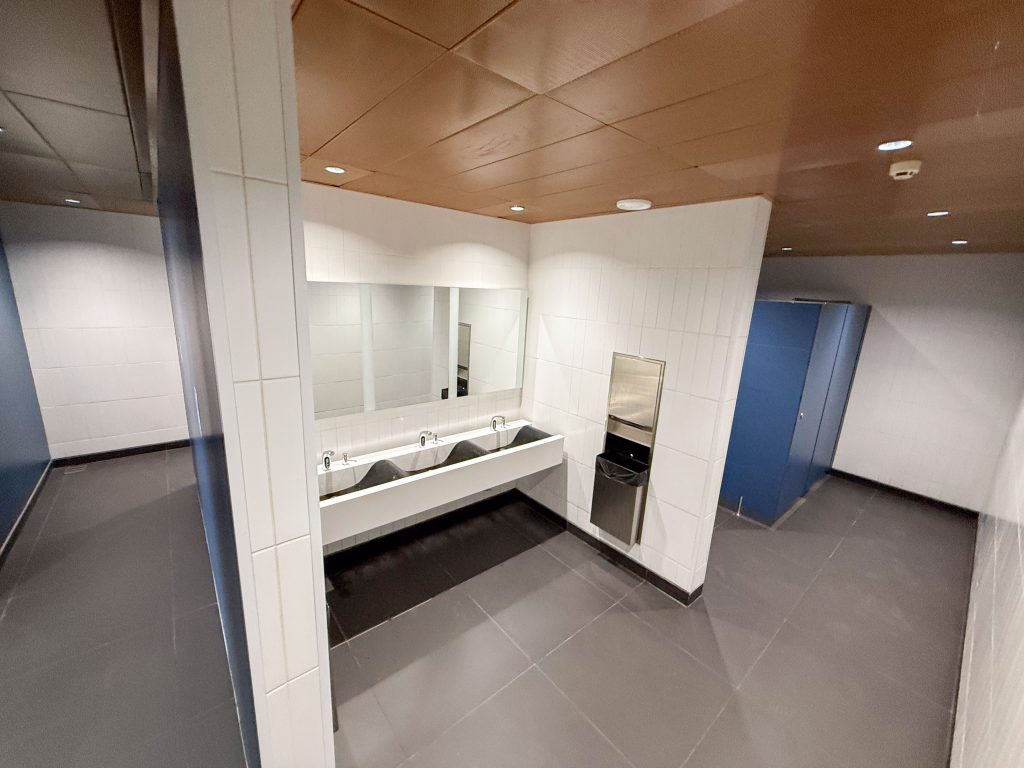 Novos sanitários já se encontram disponíveis em diversos pontos do terminal | Foto: Gabriel Magacho - Divulgação NOA Airports