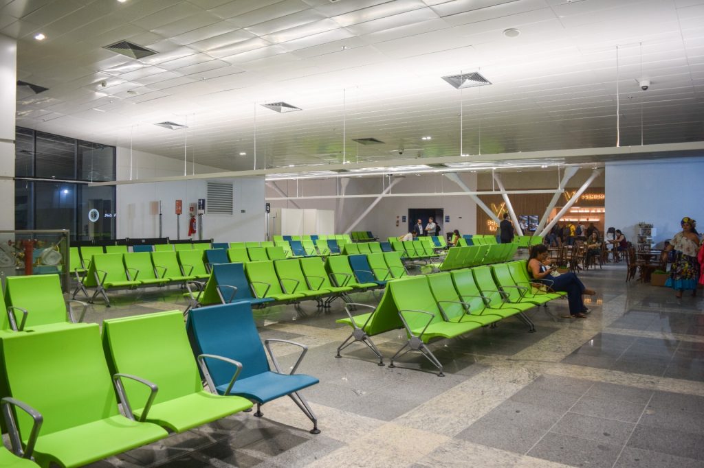 Sala de embarque internacional já conta com novo mobiliário. | Foto: Patrícia Lanini - Divulgação NOA Airports