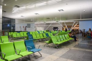 Sala de embarque internacional já conta com novo mobiliário. | Foto: Patrícia Lanini - Divulgação NOA Airports