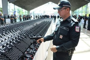 Entre os itens entregues estão 4.400 pistolas do tipo Beretta, 4 mil coletes balísticos, e ainda, mil rádios transceptores. Fotos: Irene Almeida