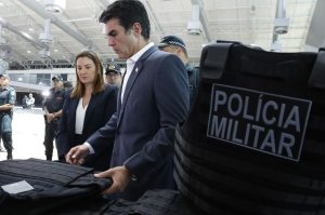 Entre os itens entregues estão 4.400 pistolas do tipo Beretta, 4 mil coletes balísticos, e ainda, mil rádios transceptores. Fotos: Irene Almeida