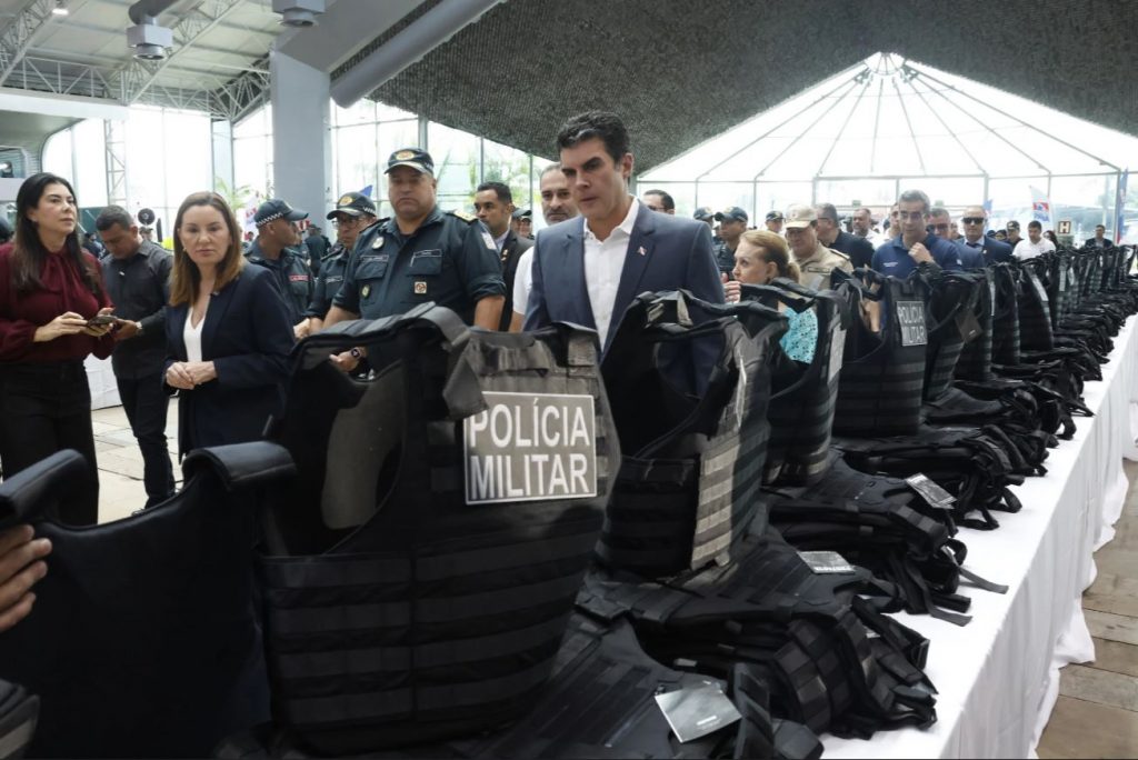 Entre os itens entregues estão 4.400 pistolas do tipo Beretta, 4 mil coletes balísticos, e ainda, mil rádios transceptores. Fotos: Irene Almeida