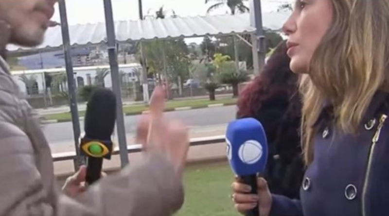 repórteres discutem