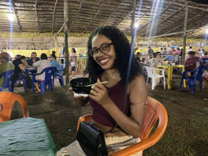 Lanna provando pela primeira vez o tacacá de São Braz / Foto: Isabelle Maciel - Tapajós de fato