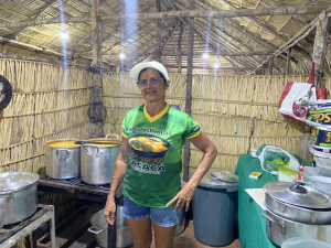 Odineide na cozinha do festival preparando tacacá / Foto: Tapajós de Fato