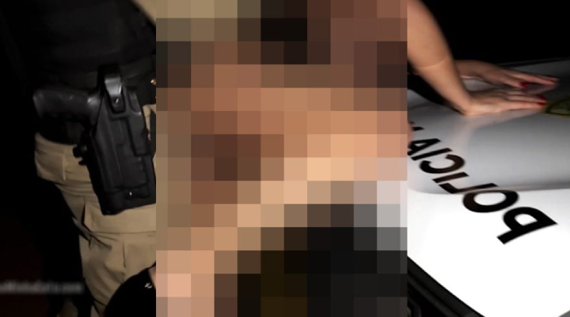 Policial militar realizou o ato com a arma na cintura (Reprodução / Band B)