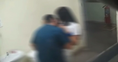 medico e estagiaria em ato sexual