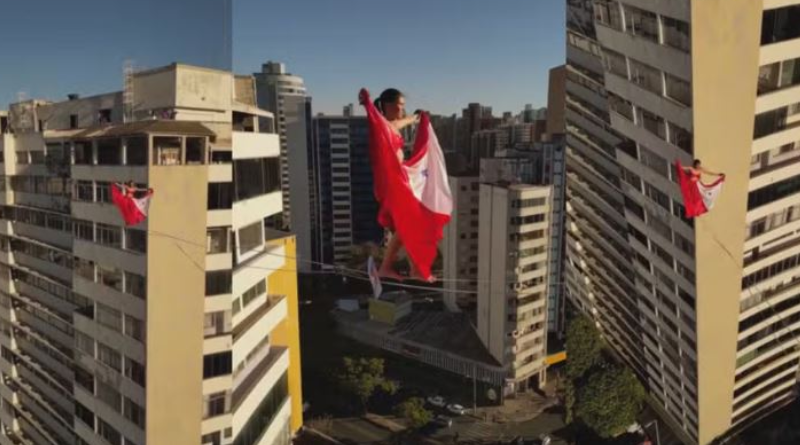 Andreza Pereira é atleta de highline e vestiu uma saia de carimbó com a bandeira do Pará estampada para homenagear o estado a uma altura de 229 metros. — Foto_ Reprodução _ Redes sociais