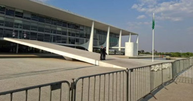 Grades de proteção em frente ao Palácio do Planalto, em Brasília, nesta quarta (10) — Foto_ Isabella Calzolari_g1