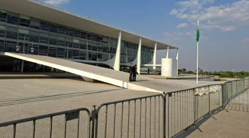 Grades de proteção em frente ao Palácio do Planalto, em Brasília, nesta quarta (10) — Foto_ Isabella Calzolari_g1