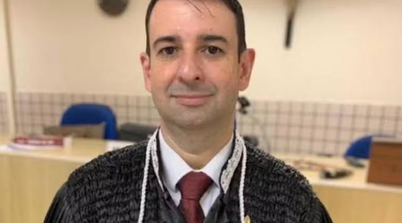 Juiz de Direito Gabriel Veloso preside a sessão do júri popular — Foto_ Reprodução _ Redes sociais