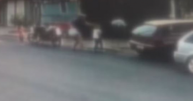 Mãe agride uma das filhas em Matão (SP) — Foto_ Câmeras de segurança