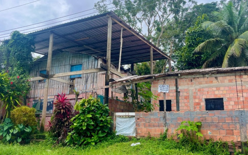 Imóvel na Comunidade do Abelha, região ribeirinha próxima a Manaus (Crédito: Divulgação Aldeias Infantis SOS)