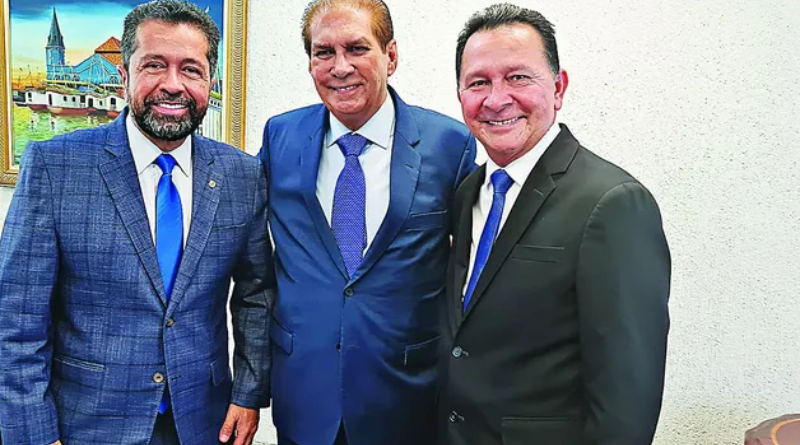 Senador Jader Barbalho ao lado do deputado Henderson Pinto e Zé Maria Tapajós, prefeito de Santarém _ Divulgação