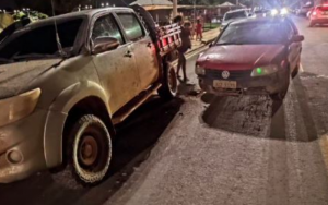 carro colide camionete