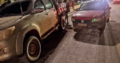 carro colide camionete