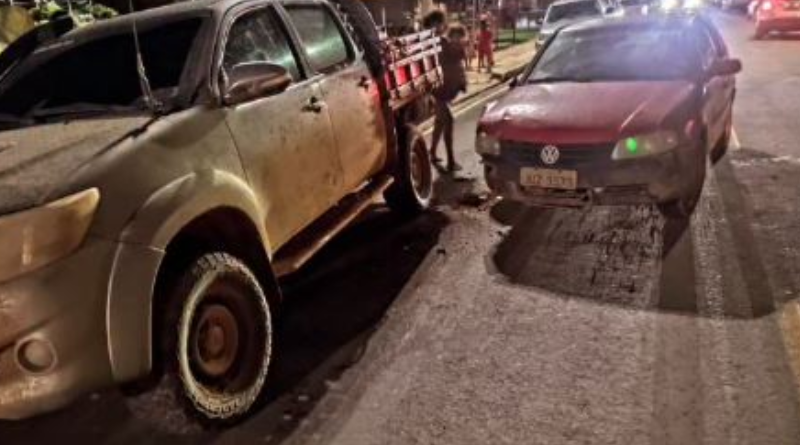 carro colide camionete