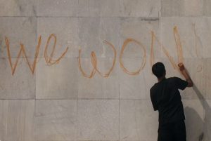 Manifestante escreve "nós vencemos" em inglês na parede do Parlamento do Nepal durante protestos generalizados contra o governo na capital Catmandu em 9 de setembro de 2025. — Foto: REUTERS/Adnan Abidi