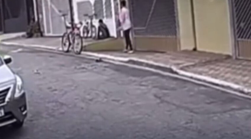 mulher joga agua quente