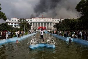 Manifestante segura bandeira do Nepal em frente à sede do governo durante protestos generalizados na capital Catmandu em 9 de setembro de 2025. — Foto: REUTERS/Navesh Chitrakar