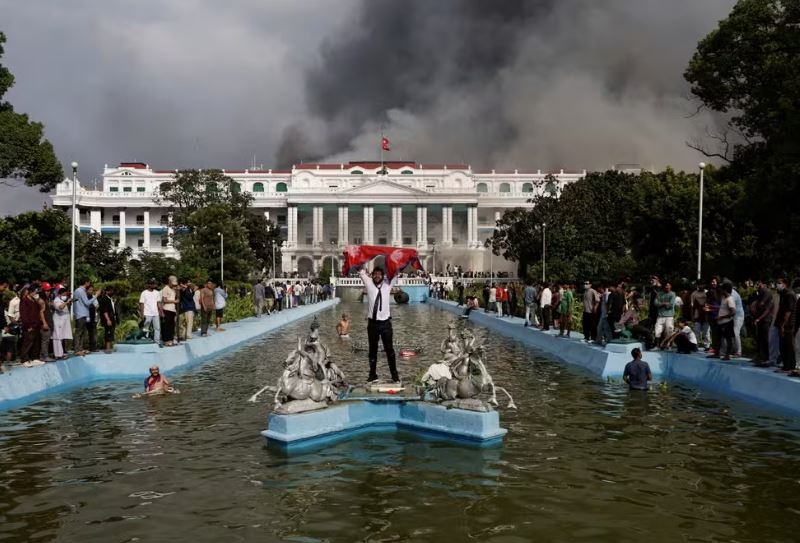 Manifestante segura bandeira do Nepal em frente à sede do governo durante protestos generalizados na capital Catmandu em 9 de setembro de 2025. — Foto: REUTERS/Navesh Chitrakar