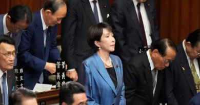 Sanae Takaichi, ao centro, líder do governante Partido Liberal Democrata, e outros parlamentares