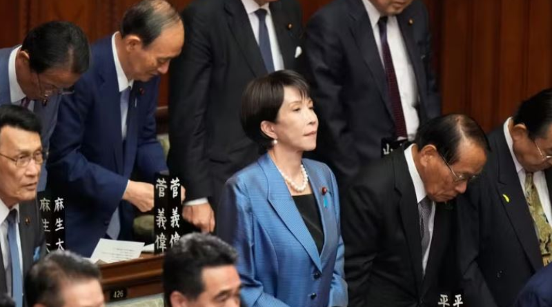 Sanae Takaichi, ao centro, líder do governante Partido Liberal Democrata, e outros parlamentares