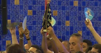 Devoto exibe imagem de Nossa Senhora Aparecida na missa solene — Foto: Carlinhos Brasil/TV Vanguarda