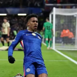 Estêvão brilha, marca golaço e Chelsea atropela o Barcelona por 3 a 0 na Champions