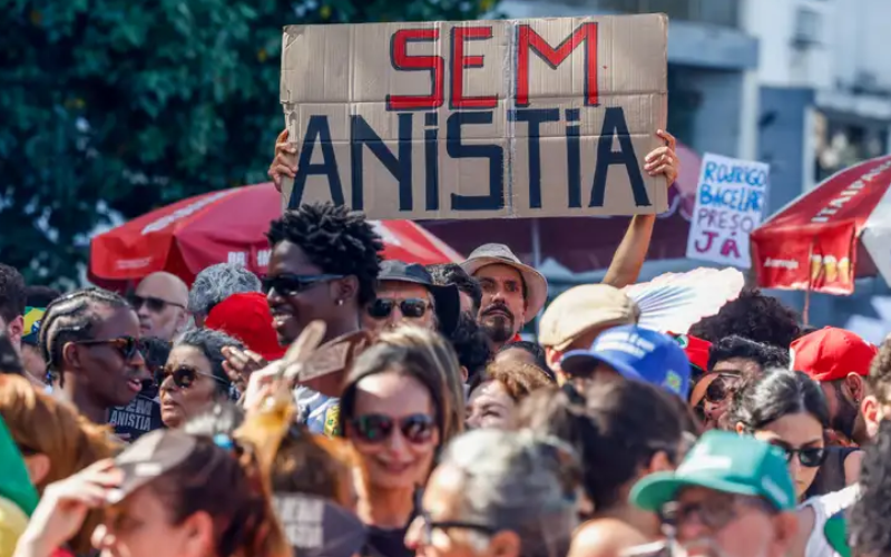 Rio de Janeiro (RJ), 14/12/2025 -Manifestantes fazem ato na orla de Copacabana contra PL da Dosimetria e outros temas em votação no congresso nacional. Foto: Tânia Rego/Agência Brasil – Tânia Rego/Agência Brasil