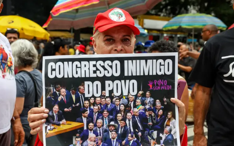 São Paulo (SP), 14/12/2025 -Manifestantes ocupam a Avenida Paulista, na região central da capital paulista, neste domingo (14), para protestar contra o Congresso Nacional por causa da aprovação do Projeto de Lei (PL) da Dosimetria. Foto: Rovena Rosa/Agência Brasil – Rovena Rosa/Agência Brasil