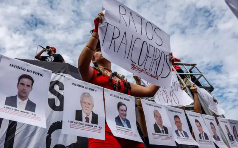 Manifestantes fazem ato na orla de Copacabana contra PL da Dosimetria e outros temas em votação no congresso nacional. Tânia Rego/Agência Brasil
