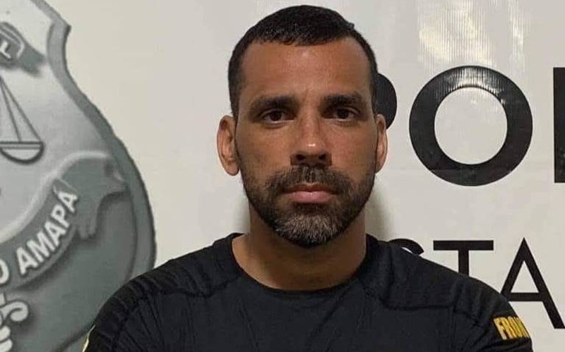  Dinheiro apreendido por agentes da Polícia Federal em operação para desmontar um esquema de contrabando de ouro, corrupção e lavagem de dinheiro; ação aconteceu simultaneamente nesta quinta-feira (4) em Macapá, Oiapoque (AP) e Rio de Janeiro - Divulgação/Polícia Federal A Justiça também determinou o afastamento de forma cautelar dos servidores das funções públicas, a proibição de contato entre eles e a restrição de entrada em delegacias e unidades da segurança pública.