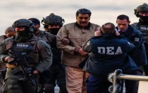 Nicolás Maduro é transferido por autoridades dos EUA para comparecer em tribunal em Nova York em 5 de janeiro de 2026. — Foto: Reuters