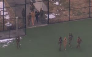 Nicolás Maduro é transferido por autoridades dos EUA para comparecer em tribunal em Nova York em 5 de janeiro de 2026. — Foto: Reuters