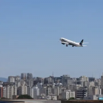 Idoso tenta pegar voo com a mulher morta em cadeira de rodas