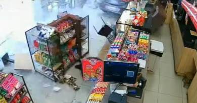 Carro invade conveniencia-Jornal Folha do Progresso