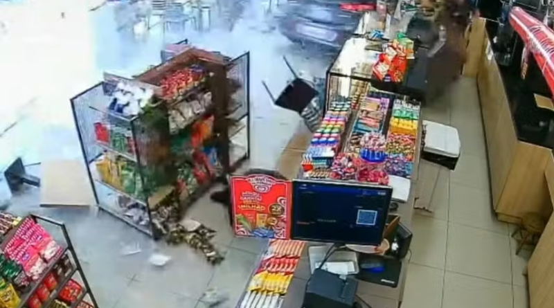 Carro invade conveniencia-Jornal Folha do Progresso