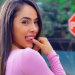 De fio-dental, Juliana Bonde senta em local inusitado e provoca clima quente na web