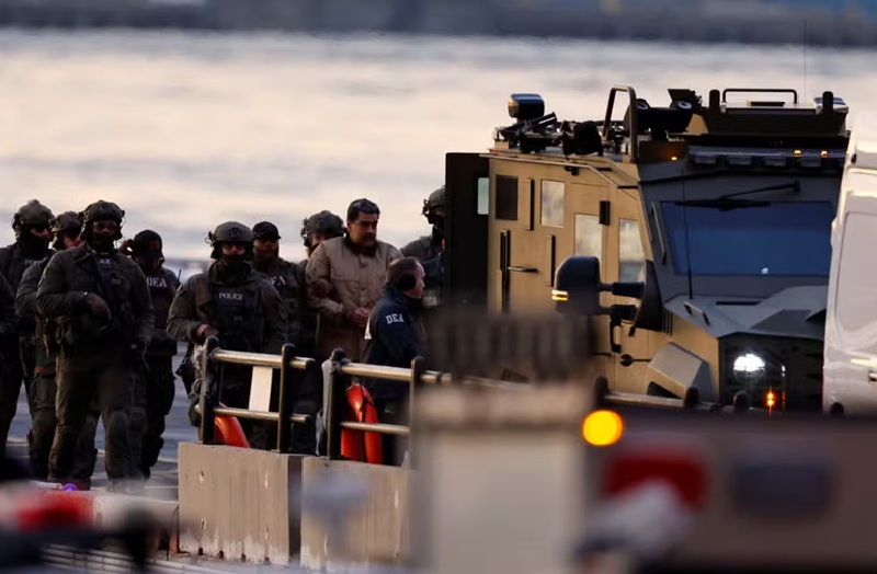 Nicolás Maduro é transferido por autoridades dos EUA para comparecer em tribunal em Nova York em 5 de janeiro de 2026 — Foto: Eduardo Munoz/Reuters