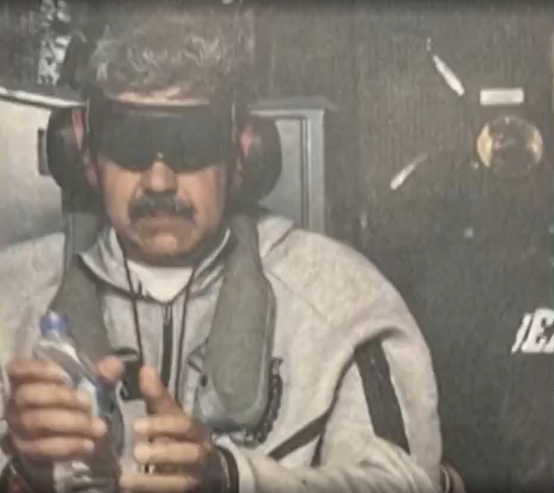 O presidente Donald Trump postou uma foto de Maduro na embarcação. De orelhas e olhos cobertos, o ditador segurava uma garrafa d’água, aparentemente algemado. (Foto>Reprodução) 